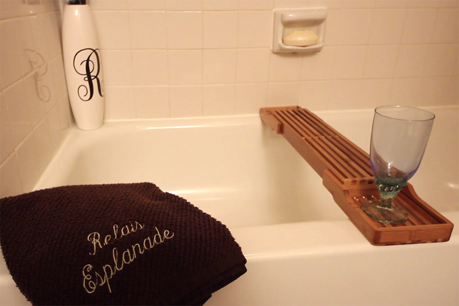 Relais Esplanade Bathroom with Tub